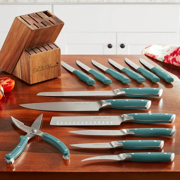 Juego de cuchillos de 14 piezas con base de madera. Disponible en turquesa y acero inox. The Pioneer woman