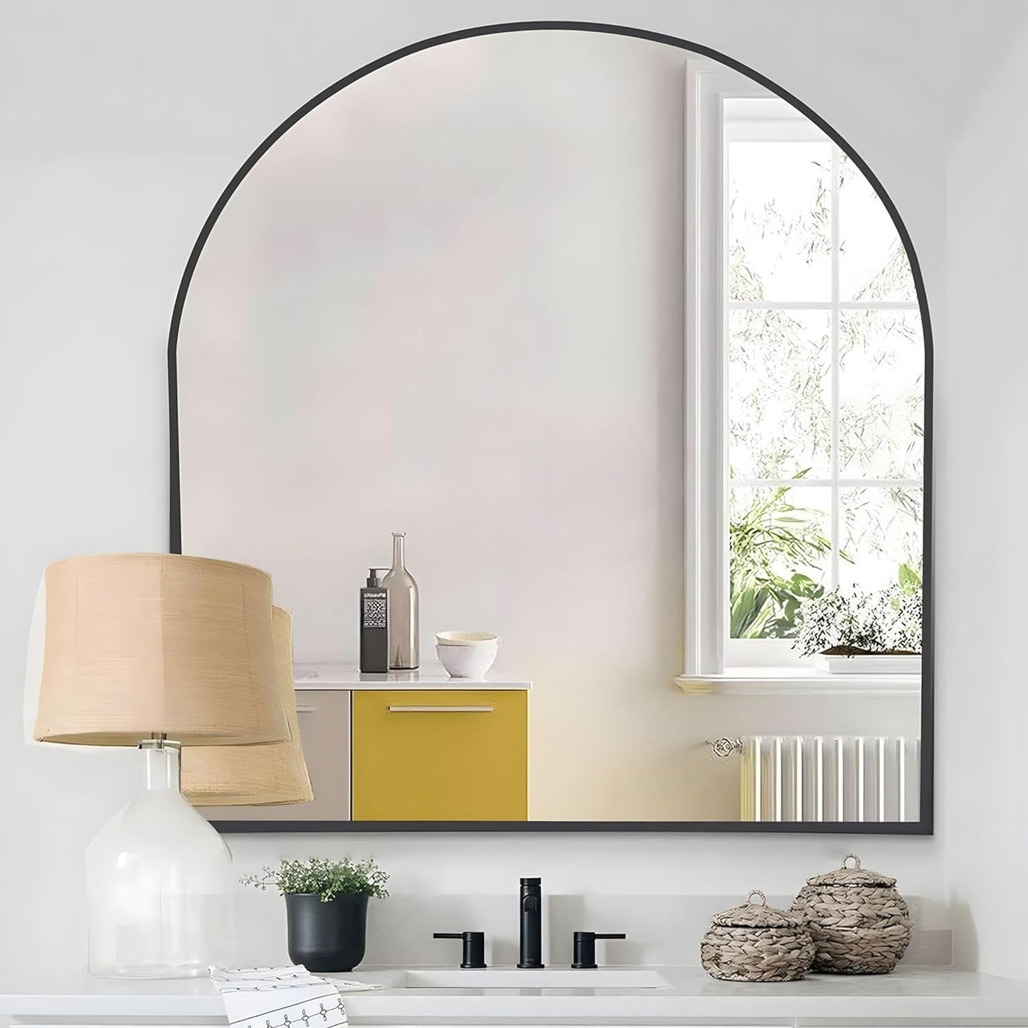 Espejo grande con forma de arco y marco de metal color negro, 78cms x 83cms. COFENY