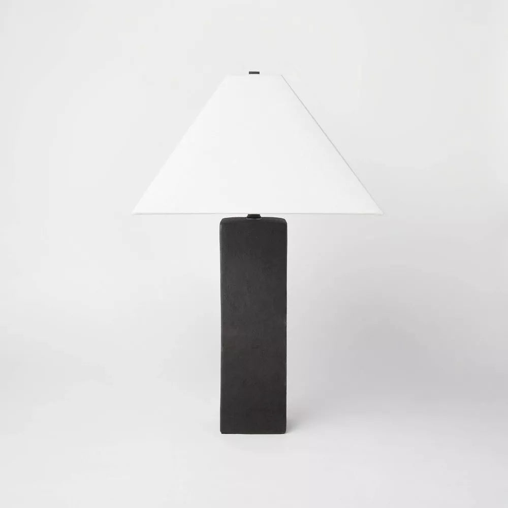 Lámpara de mesa con base de ceramica cuadrada y sombra cónica. 62cms de alto