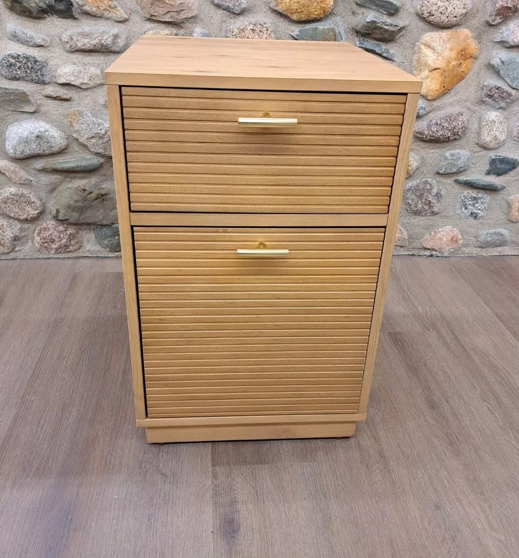 Gabinete de madera de 2 cajones. 61cms x 46cms x 40.6cms. Hearth & Hand™ With Magnolia