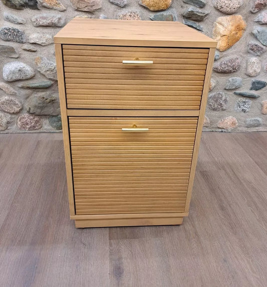 Gabinete de madera de 2 cajones. 61cms x 46cms x 40.6cms. Hearth & Hand™ With Magnolia