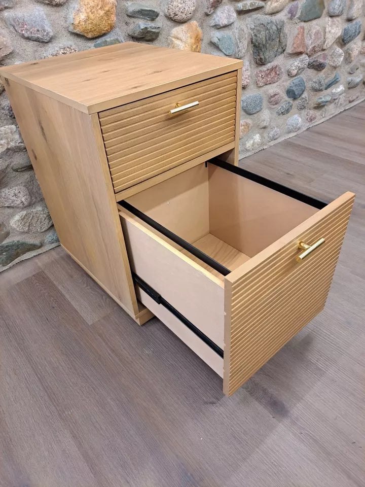 Gabinete de madera de 2 cajones. 61cms x 46cms x 40.6cms. Hearth & Hand™ With Magnolia