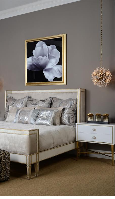 Lámpara de lujo bañada en oro y rodeada de cuarzos. (Ceres Chandelier by John-Richard)