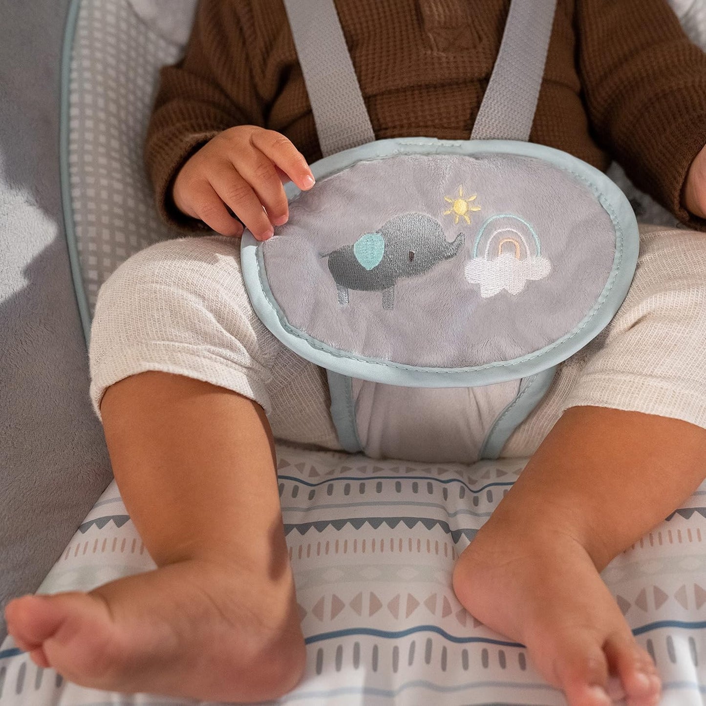 Columpio para Bebes Motorizado 5 Velocidades con Móvil Luminoso, Sonidos y Reclinable. Ingenuity InLighten