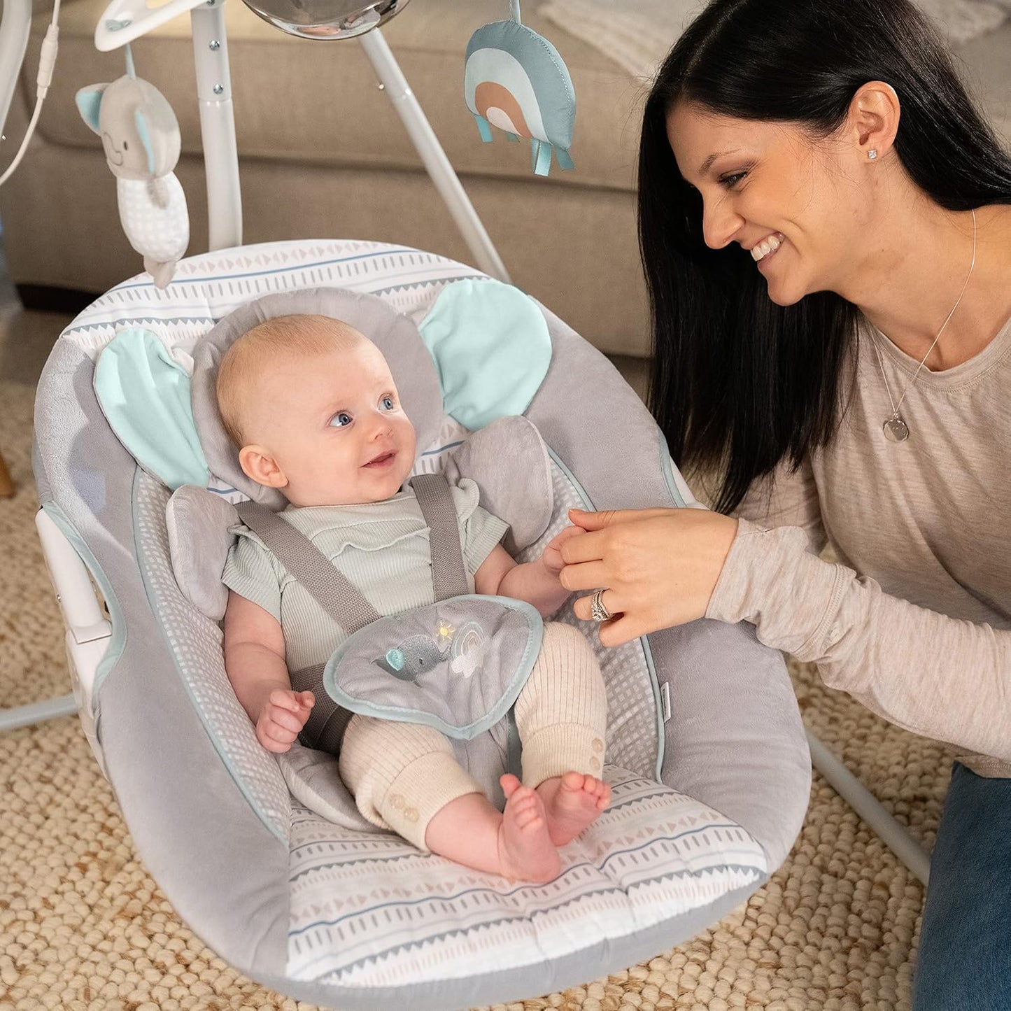 Columpio para Bebes Motorizado 5 Velocidades con Móvil Luminoso, Sonidos y Reclinable. Ingenuity InLighten