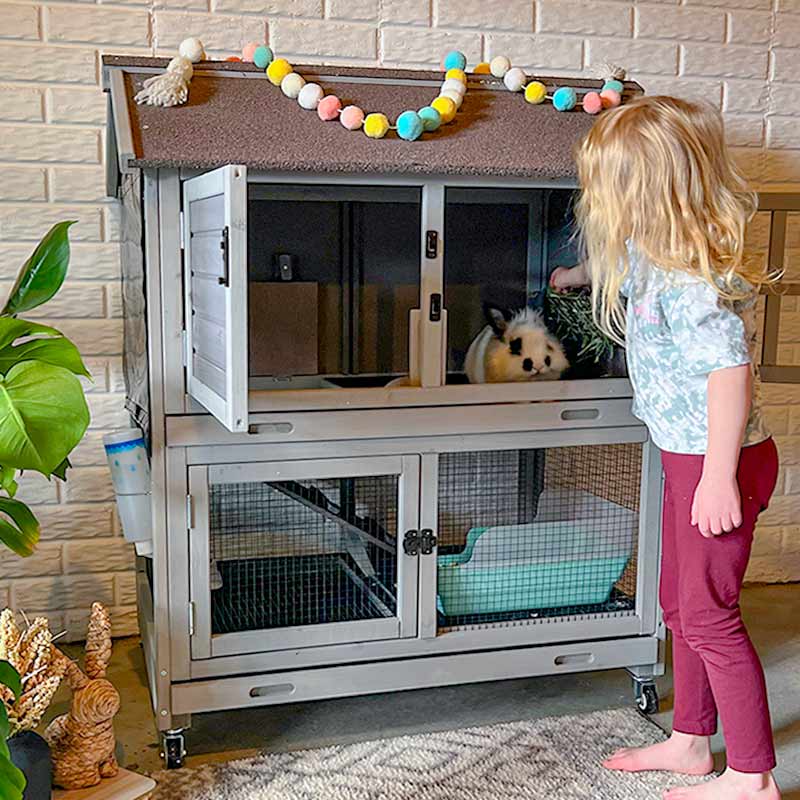 Casita de 2 pisos para conejos 135 × 60 × 97 cm con bandeja extraíble profunda – Aivituvin