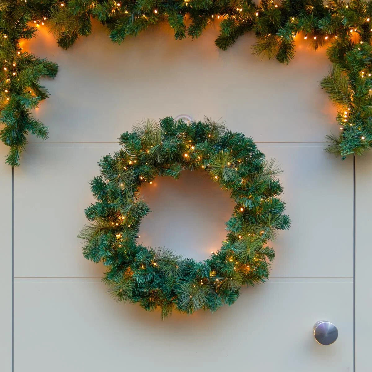 Corona/Guirnalda navideñas, con luces LED integradas, operadas con baterias.