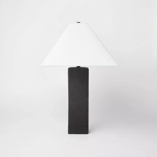 Lámpara de mesa con base de ceramica cuadrada y sombra cónica. 62cms de alto